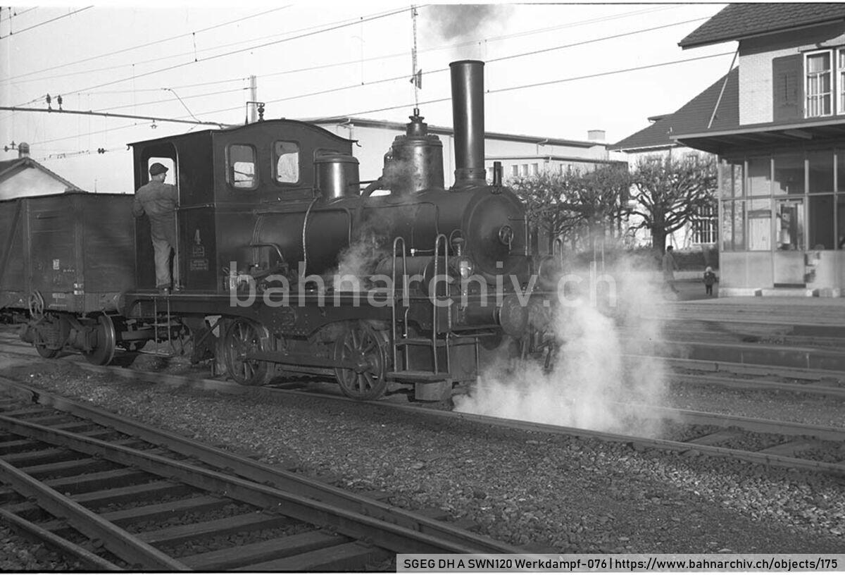 SGEG DH A SWN120 Werkdampf-076: Werklok 4 (SLM 1267/1900) der Gesellschaft der Ludw. von Roll'schen Eisenwerke A.G. mit einem Güterwagen in Gerlafingen